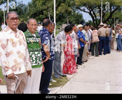 Gli ex membri della Guam Combat Patrol, fondata nell'ottobre 1944 e sciolta nell'agosto 1946, attendono la presentazione della Medaglia della Campagna Asiatico-Pacifico e della Medaglia della Vittoria della seconda Guerra Mondiale durante un servizio commemorativo della Giornata dei Veterani a Skinner Plaza. Stato: Guam Paese: Isole Marianne Settentrionali (MNP) Foto Stock