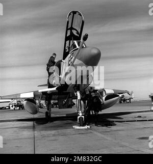 Un pilota studentesco e un istruttore eseguono un controllo del preflight su un velivolo TA-4J Skyhawk di Training Squadron 21 (VT-21) prima di un volo di addestramento delle armi. Base: Naval Air Facility, El Centro Stato: California (CA) Paese: Stati Uniti d'America (USA) Foto Stock