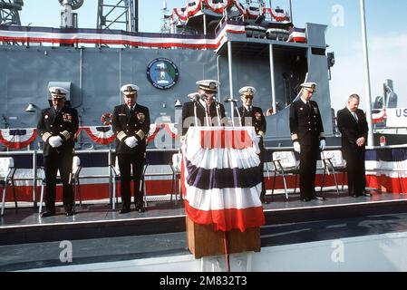 LT. W. Blair, cappellano, dà l'invocazione alla messa in servizio del missile guidato fregata USS GARY (FFG-51). In piedi sono da sinistra a destra, CAPT. H. Venezia, comandante, squadra di superficie uno; vice ADM. H. Schrader Jr., comandante, forza di superficie navale, Stati Uniti Pacific Fleet; Rear ADM. W. A. Walsh, Ufficio del CAPO delle operazioni Navali; CAPT. R. Randall e L. Thorell. Base: Naval Station, Long Beach Stato: California (CA) Paese: Stati Uniti d'America (USA) Foto Stock