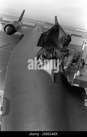 Il capitano William D. Stanford aiuta Craig Nelson a indossare un aereo SR-71 Blackbird. Nelson, che ritrae il colonnello Sarnac sulla serie TV 'Call to Glory, e un equipaggio di film si stanno preparando a girare episodi raffiguranti i primi voli SR-71. Base: Beale Air Force base Stato: California (CA) Paese: Stati Uniti d'America (USA) Foto Stock