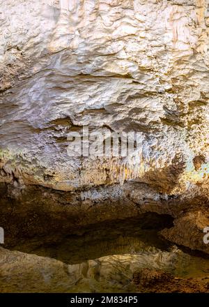 Formazioni di grotte che si riflettono in Cave Pool, Carlsbad Caverns National Park, New Mexico, USA Foto Stock