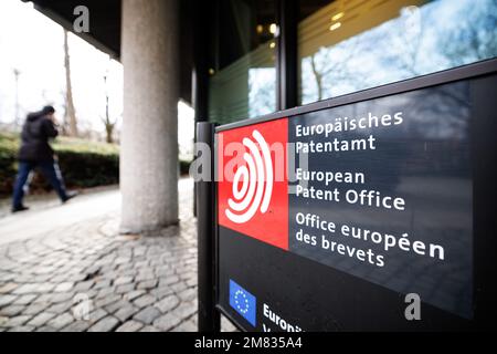 Monaco, Germania. 10th Jan, 2023. Il logo con la scritta trilingue "Europäisches Patentamt - Ufficio europeo dei brevetti - Ufficio europeo dei brevetti" è visibile davanti all'Ufficio europeo dei brevetti. La Corte costituzionale federale pubblica la sua decisione sulle commissioni di ricorso dell'Ufficio europeo dei brevetti. Credit: Matthias Balk/dpa/Alamy Live News Foto Stock