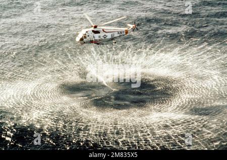 Vista lato sinistro aria-aria di un elicottero Navy SH-3H Sea King assegnato a elicottero Anti-Submarine Squadron Four con un sonar di immersione AQS-13 implementato. Paese: Oceano Pacifico (POC) Foto Stock