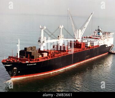 Una vista elevata della prua portuale della nave di preposizionamento marittimo SS PFC. BAUGH (T-AK-3001) all'ancora. Paese: Chesapeake Bay Foto Stock