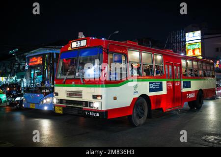 Bangkok, Thailandia - 10 gennaio 2023: Autobus pubblici per le strade di Chinatown a Bangkok, Thailandia Foto Stock