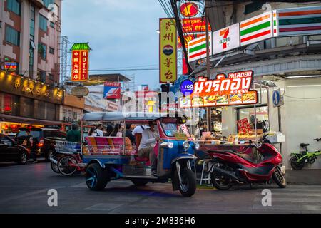 Bangkok, Thailandia - 10 gennaio 2023: Tuk-tuk di fronte al negozio 7-Eleven su Yaowarat Road a Bangkok, Thailandia Foto Stock