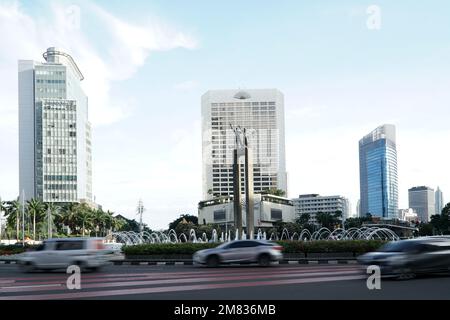 Giacarta, Indonesia; Statua di Selamat Datang o Statua/monumento di benvenuto, a Bundaran Hotel Indonesia, uno dei simboli di Jakarta Foto Stock