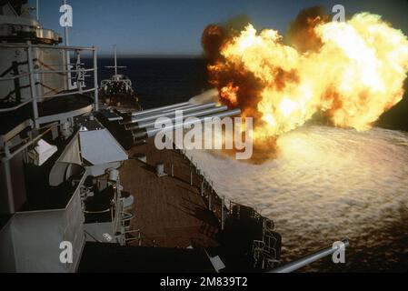 Le pistole di calibro 1 e 2 Mark 7 16 pollici/50 sono sparate a dritta durante un esercizio di tiro a batteria principale a bordo della nave da guerra USS NEW JERSEY (BB-62). Data esatta dell'acquisizione sconosciuta. Paese: Sconosciuto Foto Stock