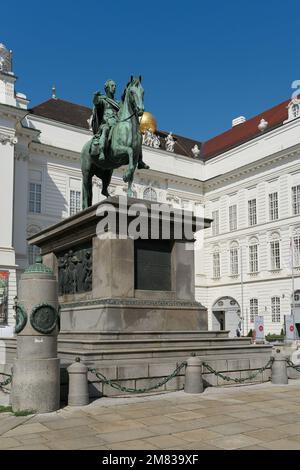 Statua equestre del 1807 con l'immagine dell'imperatore Giuseppe II come imperatore romano di fronte alla Biblioteca Nazionale di Vienna Foto Stock