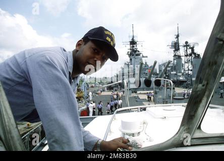 Un equipaggio pulisce il concerto dell'ufficiale comandante a bordo della nave da guerra USS IOWA (BB-61). Base: Colon Paese: Panama (PAN) Foto Stock
