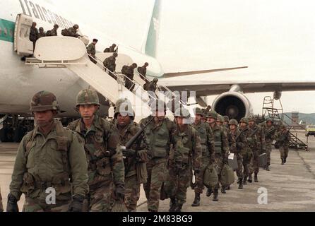 Soldati dell'INF 25th. Div Uscire da un aereo di linea commerciale 747 appena arrivano per partecipare al congiunto USA / Corea del Sud esercizio Team Spirit '85. Subject Operation/Series: TEAM SPIRIT '85 base: Osan Air base Paese: Repubblica di Corea (KOR) Foto Stock