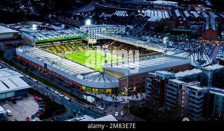 Vista aerea notturna del Norwich City Football Club prima di una partita di calcio Foto Stock