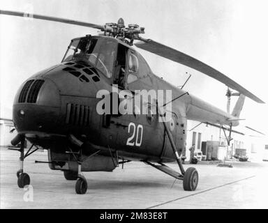 Vista frontale sinistra di un elicottero sovietico mi-4 Hound. Paese: Sconosciuto Foto Stock