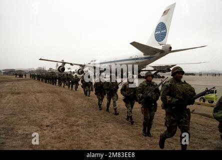 Soldati dell'INF 25th. Div marzo singolo file dopo l'uscita da un aereo di linea commerciale 747 come arrivano a partecipare al congiunto USA / Corea del Sud esercizio Team Spirit '85. Subject Operation/Series: TEAM SPIRIT '85 base: Osan Air base Paese: Repubblica di Corea (KOR) Foto Stock