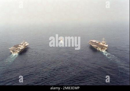 Una vista a poppa delle portaerei nucleari USS NIMITZ (CVN-68), a sinistra, e USS DWIGHT D. EISENHOWER (CVN-69) in corso. La fregata missilistica guidata USS FLATLEY (FFG-21) porta la strada. Paese: Sconosciuto Foto Stock