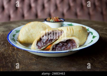 Le empanadas venezuelane sono fatte da farina di mais bianca o gialla precotta. Foto Stock