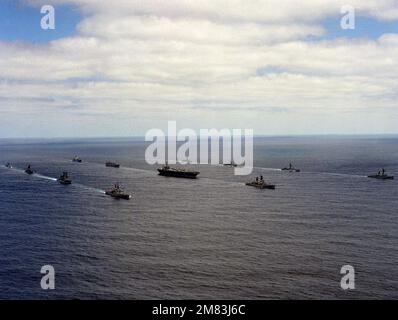 Una vista elevata della prua a dritta della portaerei a energia nucleare USS DWIGHT D. EISENHOWER (CVN-69) e del suo gruppo di vettori in corso di formazione al largo dei capes della Virginia. Paese: Sconosciuto Foto Stock