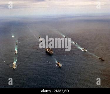 Una vista elevata della prua a dritta della portaerei a energia nucleare USS DWIGHT D. EISENHOWER (CVN-69) e del suo gruppo di vettori in corso di formazione al largo dei capes della Virginia. Paese: Sconosciuto Foto Stock