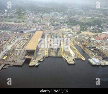 Una vista aerea della nave da guerra USS IOWA (BB-61) nel bacino di carenaggio 4 presso il cantiere navale di Norfolk. Base: Portsmouth Stato: Virginia (VA) Nazione: Stati Uniti d'America (USA) Foto Stock