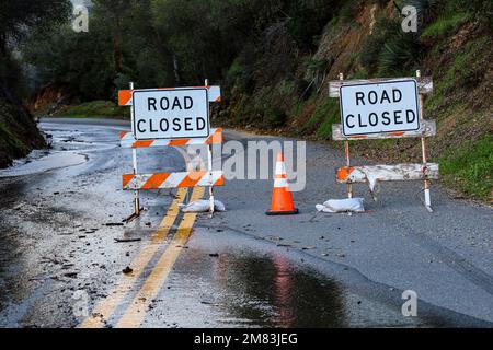 Santa Barbara, California, Stati Uniti 11th Gen, 2023. Due segnali stradali chiusi e un cono di sicurezza arancione, su una strada bagnata, Paradise Rd Nella foresta nazionale di Los Padres, sulle montagne sopra Santa Barbara, a seguito delle recenti alluvioni. (Credit Image: © Amy Katz/ZUMA Press Wire) SOLO PER USO EDITORIALE! Non per USO commerciale! Foto Stock