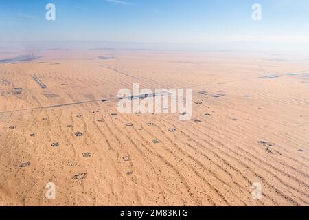 vista aerea del drone di una bellissima duna di sabbia rossa. Sfondo texture di dune di sabbia deserto da un angolo alto. Aereo top ripresa verticale di deserto sabbioso fo Foto Stock
