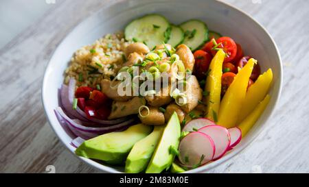 Poke di pollo. Poke e' un'insalata servita come antipasto o portata principale in cucina Hawaiiana Foto Stock