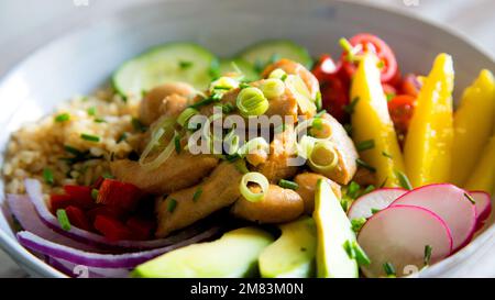 Poke di pollo. Poke e' un'insalata servita come antipasto o portata principale in cucina Hawaiiana Foto Stock