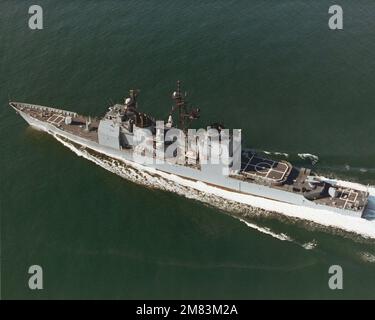 Una vista aerea del quarto porto dell'incrociatore missilistico guidato VINCENNES (CG-49) di Ticonderoga di classe Aegis in corso durante i test in mare prima della sua messa in servizio il 6 luglio 1985. Paese: Sconosciuto Foto Stock