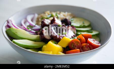 Polpo. Poke e' un'insalata servita come antipasto o portata principale in cucina Hawaiiana Foto Stock