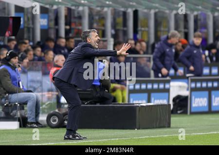 Milano, Italia. 10th Jan, 2023. Italia, Milano, 10 2023 gennaio: Fabio Pecchia (responsabile Parma) dà consigli dalla panchina nella seconda metà durante la partita di calcio FC INTER vs PARMA, last16 Coppa Italia 2022-2023 stadio San Siro (Foto di Fabrizio Andrea Bertani/Pacific Press) Credit: Pacific Press Media Production Corp./Alamy Live News Foto Stock