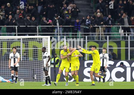 Milano, Italia. 11th Jan, 2023. Italia, Milano, 10 2023 gennaio: Francesco Acerbi (fc Inter Defender) segna e celebra il 2-1° gol a 110' durante la partita di calcio FC INTER vs PARMA, last16 Coppa Italia 2022-2023 stadio San Siro (Photo by Fabrizio Andrea Bertani/Pacific Press) Credit: Pacific Press Media Production Corp./Alamy Live News Foto Stock