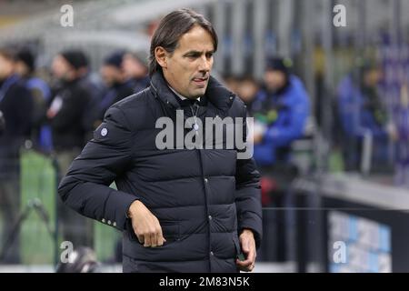 Milano, Italia. 10th Jan, 2023. Italia, Milano, 10 2023 gennaio: Simone Inzaghi (fc Inter manager) entra in campo durante la partita di calcio FC INTER vs PARMA, last16 Coppa Italia 2022-2023 stadio San Siro (Photo by Fabrizio Andrea Bertani/Pacific Press) Credit: Pacific Press Media Production Corp./Alamy Live News Foto Stock