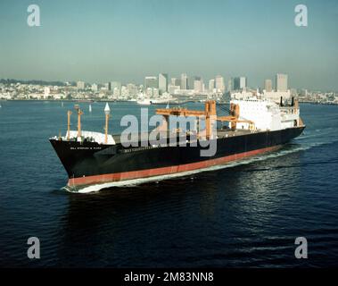 Una vista di prua del porto della nave di preposizionamento marittimo SS MAJOR STEPHEN W. PLESS (T-AKR-3007) in corso. Base: San Diego Stato: California (CA) Paese: Stati Uniti d'America (USA) Foto Stock