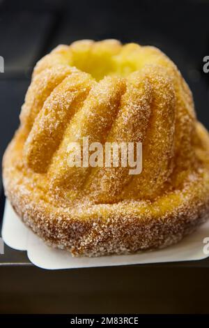 Dessert tradizionale bordeaux. Canele. Cucina francese dal sapore dolce. Francia Foto Stock