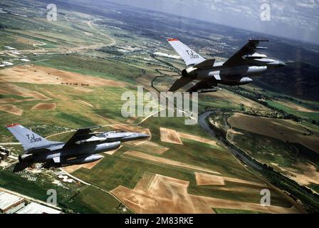 Una vista dal basso lato destro aria-aria di due aerei 614th Tactical Fighter Squadron F-16A Fighting Falcon che si avvicinano alla base aerea di Torrejon, Spagna, dopo una missione di addestramento. Paese: Sconosciuto Foto Stock