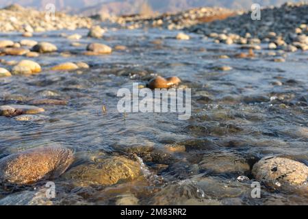 Fiume di montagna torrente d'acqua poco profondo in una giornata di sole Foto Stock