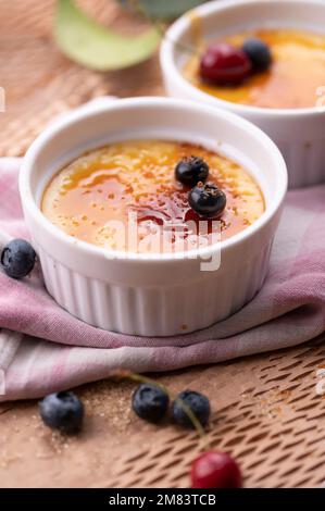 Crème brulee in ciotole in ceramica Foto Stock