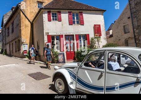 VILLAGGIO E COLLINA ETERNA DI VEZELAY, (89) YONNE, BOURGUNDY, FRANCIA Foto Stock