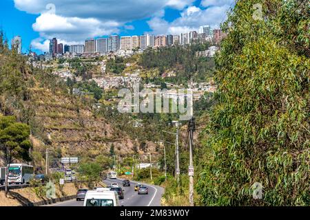 Quito, Ecuador - 26 settembre 2022: Traffico automobilistico in città Foto Stock