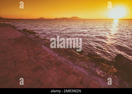 Argine del lago in serata. Tramonto sul lago Balaton, Ungheria Foto Stock