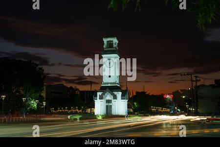 Lampang, Thailandia. Novembre 21, 2022. Lampang torre dell'orologio della città nel centro della città. Intersezione della torre dell'orologio. Thailandia Foto Stock