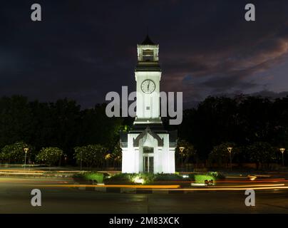 Lampang, Thailandia. Novembre 21, 2022. Lampang torre dell'orologio della città nel centro della città. Intersezione della torre dell'orologio. Thailandia Foto Stock