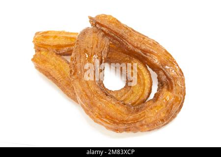 Dessert turco tradizionale (halka tatlı) su sfondo bianco isolato. Dessert turco fritto in profondità e immerso nello sciroppo di zucchero. Foto Stock