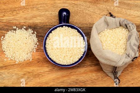 Riso bianco rotondo di Valencia, chiamato riso bomba, considerato il migliore per la preparazione della paella Foto Stock