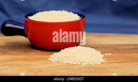 Riso bianco rotondo di Valencia, chiamato riso bomba, considerato il migliore per la preparazione della paella Foto Stock