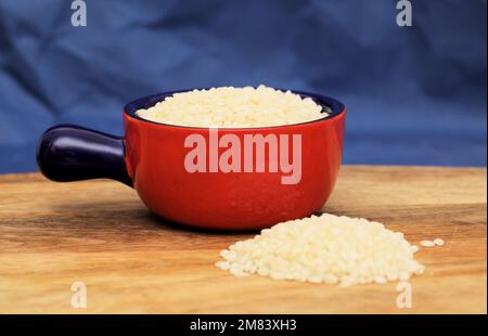 Riso bianco rotondo di Valencia, chiamato riso bomba, considerato il migliore per la preparazione della paella Foto Stock