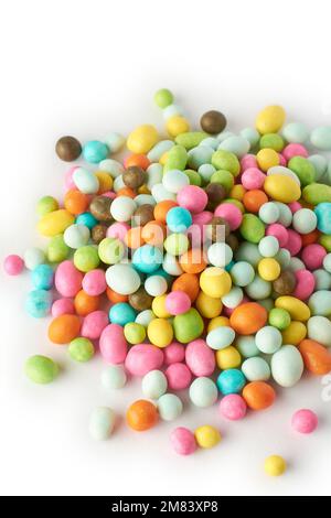 mucchio di palline dolci colorate, caramelle multicolor zuccherate isolate su sfondo bianco, fuoco selettivo Foto Stock