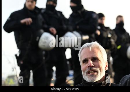 Erkelenz, Germania. 11th Jan, 2023. Dirk Weinspach, capo della polizia di Aquisgrana, segue la bonifica di Lützerath. L'azienda energetica RWE vuole scavare il carbone che si trova sotto Lützerath - a questo scopo, il borgo sul territorio della città di Erkelenz presso l'opencast lignite miniera Garzweiler II è da demolire. Credit: Federico Gambarini/dpa/Alamy Live News Foto Stock