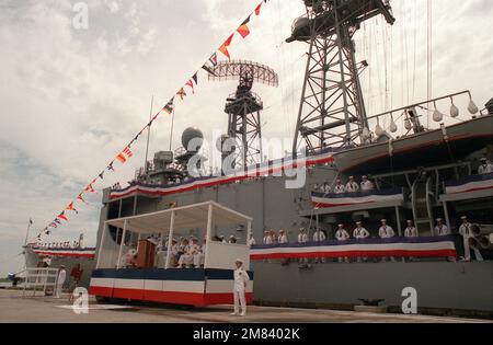 L'equipaggio della fregata missilistica guidata USS ELROD (FFG 55) equipaggia le rotaie durante la messa in servizio della nave. Base: Brunswick Stato: Georgia (GA) Paese: Stati Uniti d'America (USA) Foto Stock