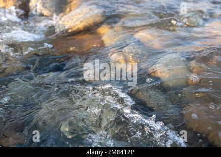 Il fiume scorre e va intorno alle pietre. Foto Stock